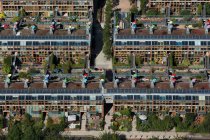 Reino Unido, Londres, Hackbridge, Vista aérea del desarrollo de viviendas BedZED - foto de stock