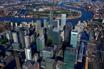 Великобритания, Лондон, Canary Wharf, Вид с воздуха на небоскребы в деловом районе — стоковое фото