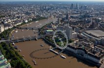 Великобритания, Лондон, Вид с воздуха на Темзу и Вестминстерский городской пейзаж — стоковое фото