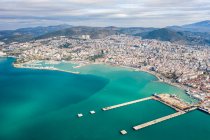 Turquía, Aydin, Kusadasi, Vista aérea del mar y la ciudad - foto de stock