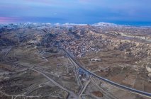 Турция, Каппечия, Гореме, Вид с воздуха на деревню и окружающий ландшафт — стоковое фото