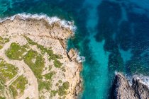 Malta, Gozo, Veduta aerea della costa e del mare di Hondoq ir Rummien — Foto stock
