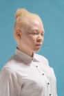 Студийный портрет альбиноса в белой рубашке — стоковое фото