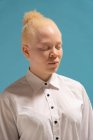 Studio ritratto di donna albina in camicia bianca — Foto stock