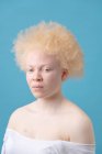 Studio ritratto di donna albina — Foto stock