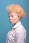 Portrait studio de femme albinos en chemise blanche — Photo de stock