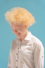 Studio ritratto di donna albina sorridente in camicia bianca — Foto stock