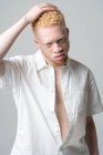 Estúdio retrato de albino homem em camisa branca — Fotografia de Stock