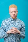 Studioporträt eines Albino-Mannes im blau gemusterten Hemd — Stockfoto