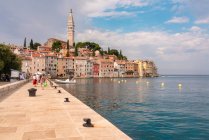 Croacia, Istria, Rovinj, Ciudad Vieja con Iglesia de Santa Eufemia y paseo marítimo - foto de stock