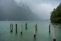 Germania, Baviera, Posti d'ormeggio sul Koenigsee nel Parco Nazionale di Berchtesgaden — Foto stock