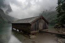 Germania, Baviera, Molo con vecchio edificio in legno sull'Obersee — Foto stock