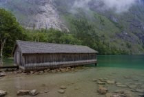 Allemagne, Bavière, Quai avec vieux bâtiment en bois sur Obersee — Photo de stock