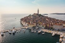 Croacia, Istria, Rovinj, Vista aérea del casco antiguo con la Iglesia de Santa Eufemia - foto de stock