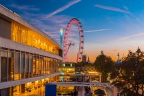 Regno Unito, Londra, Illuminated Royal Festival Hall e London Eye al tramonto — Foto stock