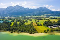 Austria, Salzburgo, Vista aérea del lago Mondsee y campo de golf - foto de stock