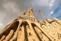 Spagna, Barcellona, Veduta ad angolo basso della Sagrada Familia — Foto stock
