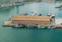 Spanien, Barcelona, Barceloneta, Fischerboote im Hafen vertäut — Stockfoto
