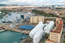 Испания, Барселона, гавань и город — стоковое фото