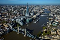 Reino Unido, Londres, Vista aérea del paisaje urbano y el río Támesis - foto de stock