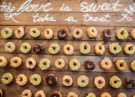Donuts en la pared de madera - foto de stock