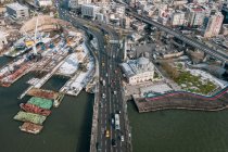 Türkei, Istanbul, Luftaufnahme des Verkehrs auf der Atatürk-Brücke und der Stadt — Stockfoto