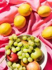 Асорті фруктів на рожевій настільній тканині — стокове фото