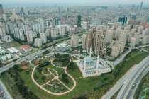 Turquie, Istanbul, Vue aérienne de la mosquée Mimar Sinan et du paysage urbain — Photo de stock