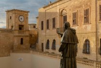 Malta, Isola di Gozo, Statua nel centro storico — Foto stock