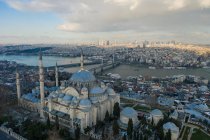 Turkey, Istanbul, Aerial view of Suleymaniye mosque with Golden Horn and Beyoglu — Stock Photo