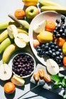 Vista aerea di disposizione di frutta assortita — Foto stock