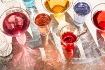 Vue grand angle de diverses boissons colorées dans des verres — Photo de stock