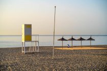 Espanha, Málaga, Fuengirola, Praia vazia e cabana salva-vidas — Fotografia de Stock