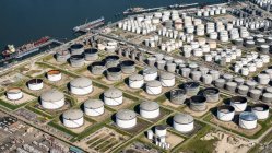 Países Bajos, Zuid-Holland, Rotterdam, Vista aérea de los tanques de petróleo en el puerto - foto de stock