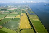 Países Bajos, Zuid-Holland, Middelharnis, Vista aérea del paisaje rural y el mar - foto de stock