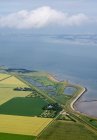 Países Bajos, Zuid-Holland, Colijnsplaat, Vista aérea del paisaje rural y el mar - foto de stock