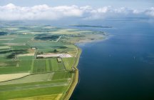 Нидерланды, Zuid-Holland, Middelharnis, Вид с воздуха на сельский ландшафт и море — стоковое фото
