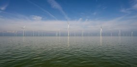 Países Bajos, Frisia, Breezanddijk, Turbinas eólicas marinas - foto de stock