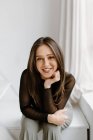 Ritratto di giovane donna sorridente seduta sulle scale — Foto stock
