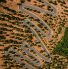 España, Mallorca, Vista aérea del sinuoso camino de montaña - foto de stock