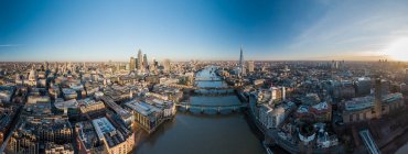 Великобритания, Лондон, Воздушный вид на реку Тамс и город на закате — стоковое фото
