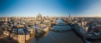 Великобритания, Лондон, Вид с воздуха на центр города и реку Тамс на закате — стоковое фото
