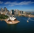 Australia, Sydney, Aerial view Sydney Opera House and skyscrapers — Stock Photo
