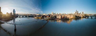 Regno Unito, Londra, Vista ad alto angolo delMillennium Bridge sul Tamigi al tramonto — Foto stock