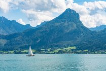 Austria, St. Wolfgang im Salzkammergut, Barca a vela su Wolfgangsee e montagna — Foto stock