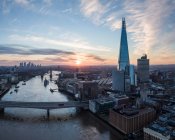 Regno Unito, Londra, Veduta aerea dell'edificio Shard e del Tamigi all'alba — Foto stock