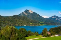 Austria, Fuschl am See, Fuschlsee surrounded with mountains — Stock Photo
