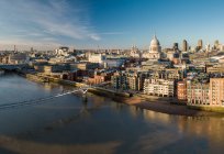 Reino Unido, Londres, Vista aérea da ponte do milénio sobre o rio Tamisa ao pôr-do-sol — Fotografia de Stock