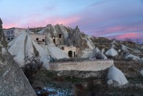 Türkei, Kappadokien, Goreme, Höhlenwohnungen in Feenkaminen in der Abenddämmerung — Stockfoto
