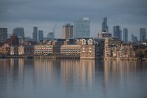 Reino Unido, Londres, Limehousebuildings visto através do rio Tâmisa — Fotografia de Stock